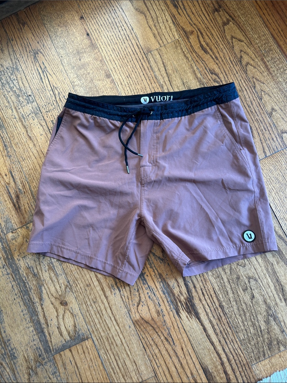 Vuori Men’s Unlined Women Swim Hybrids with Black Waistband EUC